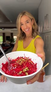 RECETA VIRAL DE FRUTA CONGELADA, es una idea de desayuno o merienda fácil, deliciosa y muy saludable. -Este verano, no puedes dejar de hacer esta receta, aprovecha a hacerlo con los más peques de la casa, les va a encantar rallar la fruta congelada. -Yo, la he hecho con ciruelas congeladas. -Pongo una base de yogurt de coco, luego un chorrito de miel y termino poniendo unas semillas de calabaza y sarraceno que he tostado en sartén. -Para tostar las semillas, es muy sencillo, aclaro el trigo sarr