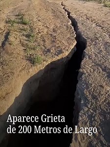 Autoridades de Arteaga, Coahuila, atendieron el reporte de una grieta de aproximadamente 200 metros de longitud en un camino del ejido Tierras Prietas. Esta habría sido causada por la saturación del suelo tras las recientes lluvias. La fractura se localiza a un kilómetro de la zona habitacional y no representa un riesgo inmediato para la población. No obstante, se restringió el tránsito peatonal y vehicular, además de delimitar y señalizar el área como medida preventiva para evitar incidentes. #