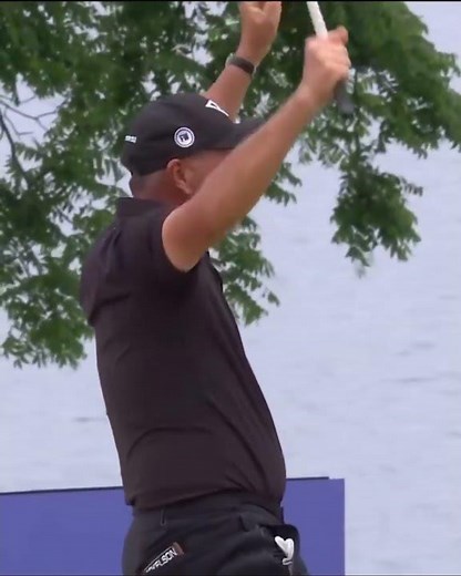 Phil Mickelson makes absolutely insane backwards shot at LIV Golf Virginia