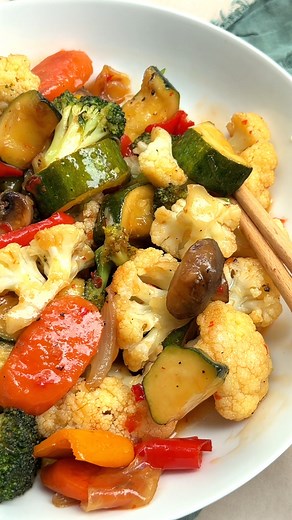 These sweet thai chili vegetables are the perfect quick and easy side dish. The vegetables are tender and cooked in that thai chili sauce. This recipe makes the perfect sauteed vegetable recipe that won't be boring! Link: https://valentinascorner.com/easy-sauteed-vegetables-recipe/ | Valentina's Corner