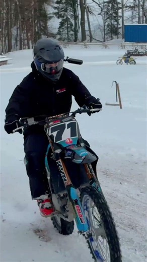 Blbnem ve sněhu na motorkách a sněžných skútrech!❄️🔥😎#motokros #motorky