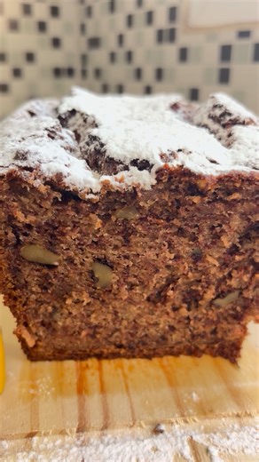 🦋Eve Recetas👩🏻‍🍳 on Instagram: "Este budín de banana casero es la receta de mi tía Lili, de esas que siempre salen bien y llenan la casa de olor rico 🤍 Ideal para el mate o el café, fácil, económico y perfecto para aprovechar bananas maduras 🍌 ✨ guardá esta receta porque te va a salvar más de una merienda PARA HACERLO NECESITAS: 300g bananas madura 120ml aceite 150g azúcar blanca 100g azúcar negra 2 huevos 270g harina leudante 1 cucharadita de bicarbonato Gracias tía por compartir esta rec