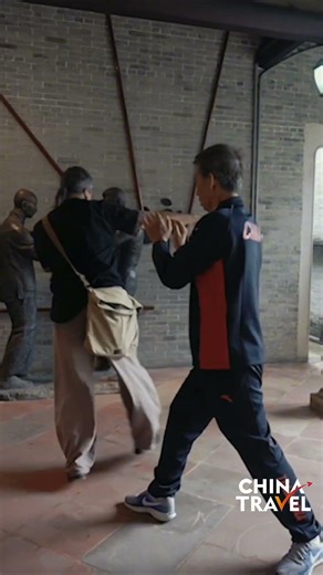 Kleber studies Wing Chun footwork under the master, discovering its remarkable adaptability. #kungfu