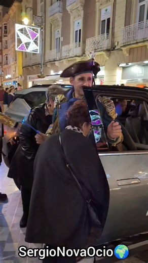 🎭 Os dejamos un resumen de nuestro primer día de Carnaval en Cartagena. 🥁 Pudimos ver y vivir la batucada, que recorrió las principales arterias de la ciudad hasta llegar a la Plaza del Ayuntamiento, donde tuvo lugar el pregón. 🏛️ Este año, el pregón se celebró sin pregonera ni pregonero, ya que la pregonera Bibi se encontraba indispuesta y no pudo ofrecerlo. 🎙️ Finalmente, el acto corrió a cargo de la alcaldesa de Cartagena, Noelia Arroyo, junto al presidente del Carnaval, Eduardo Pignatell