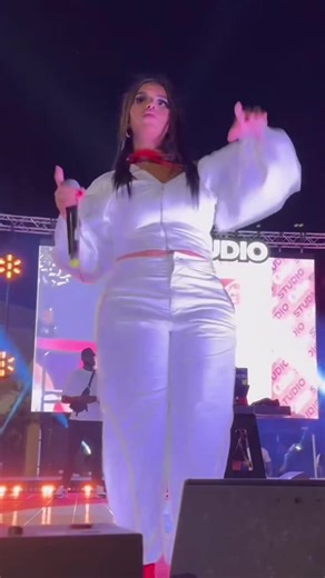 Concert d'Imen Es : Chant de « Joujou » pour la Flamme Olympique