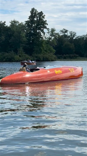 While in Gull Lake Minn at the Bar Harbour Supper Club Antique Race Boat Regetta I got a chance to film 2 antique vintage torpedo hulls from the 1930’s Scotty with vertical mahogany planked hull vs Imp with the horizontal painted hull planking What’s your preference? Both powered by Hispano Suiza airplane engines #woodboat #woodenboat #vintageboat #antiqueboat #classicboat | Kevlar Bike