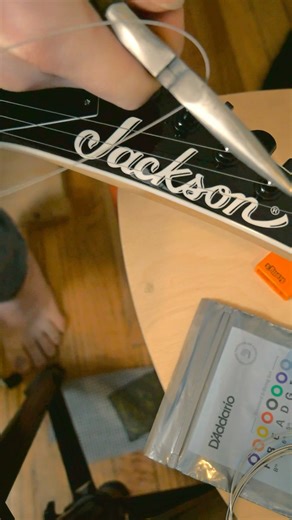 The best way to string your guitar *VERIFIED