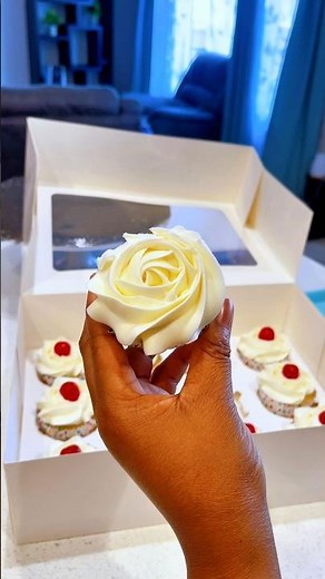 Cupcake Decorating for Beginners | Easy 1M Nozzle Piping Tips #cupcakes #cupcakedesign