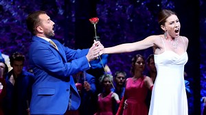 La traviata – A bukott nő. A téma a művészetben igazi szenzációként söpört végig a 19. századon, így vált egy igéző szépségű párizsi kurtizán Violetta Valéry néven az egyik leghíresebb Verdi-opera főszereplőjévé. Az előadás 2024. július 19. és augusztus 7. között látható Anger Ferenc rendezésében az Operaházban. A főszerepekben az idei évadban fellép Kolonits Klára, Sáfár Orsolya, Pasztircsák Polina (Violetta Valéry), David Esteban, Boncsér Gergely és Szappanos Tibor (Alfredo Germont). A felvéte