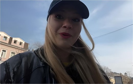 Twitch streamer flees into a Ukraine cafe at the sound of nearby bombing