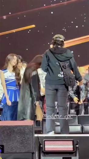 妈妈表演完累瘫了，刚躺下就要上台领大赏#Jennie #金珍妮 #金唱片 #Jenniekpop女一