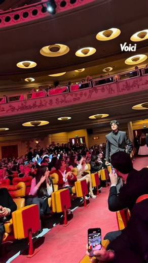 Margot Robbie et Jacob Elordi font sensation au Grand Rex Hier soir, c’était montée des marches et battements de cœur à Paris. À l’occasion de la première européenne de Hurlevent, Margot Robbie et Jacob Elordi ont illuminé le Grand Rex pour présenter cette relecture moderne d’un amour aussi intense qu’impossible. Au programme : passion dévorante, regards brûlants et une romance mythique qui défie le temps, la raison… et les conventions. Heathcliff et Catherine n’ont jamais été aussi brûlants. Hu