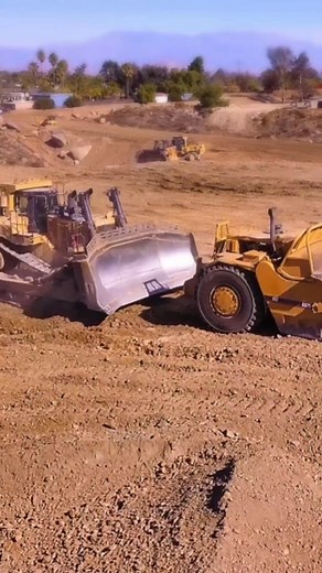 Dozer Assisting Scraper in Action – Power and Precision on Site #HeavyMachinery #Earthmoving #Dozer #Scraper #Construction | Konstruksi Berat