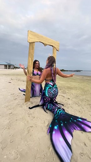 Don't underestimate the importance of body language, Ha 🐙 #thewanderingmermaid #ursula #mermaidtail #beach #mirror