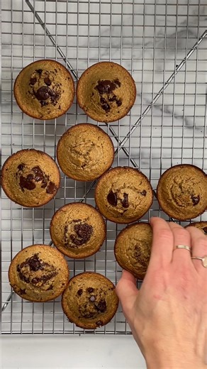 With an easy one-bowl method and the most delicious flavor, these easy Oatmeal Muffins are nutritious and so yummy. This easy kids breakfast or toddler snack (that we parents can share) is ready in under 30 minutes! Comment “recipe” below and I’ll send it straight to your inbox | Yummy Toddler Food