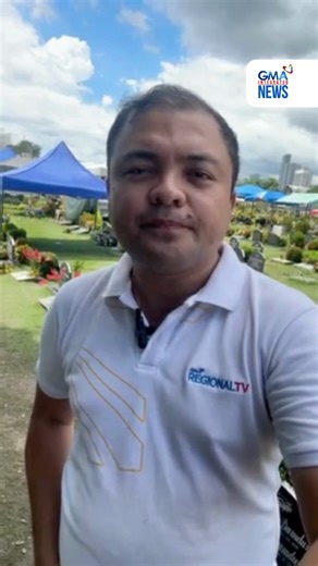 PANOORIN: Patuloy ang pagdating ng mga bumibisita sa Queen City Memorial Garden sa Cebu City ngayong araw, Nov. 2, 2025. May ilan namang bahagi ng sementeryo ang maputik dahil sa malakas na buhos ng ulan kagabi. | via Nikko Sereno/GMA Regional TV #Undas2025 Panoorin ang #Undas2025 coverage ng GMA Integrated News: https://www.youtube.com/watch?v=kC-1fd08LJ0 | GMA News