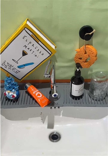 Silicone sink mat prevents counter wetness by blocking sink splashes effectively #PreventWetness#EffectiveAntiSplatter#HomeHelper#TikTokShopHolidayHaul #fyp