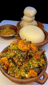 🇯🇵日本の皆さん、こんにちは！今日はナイジェリアの美味しい料理を紹介します。これは オクラ・スープ（Okra Soup） です 🍲✨エビ🦐やカタツムリ🐌が入った、とても栄養豊富で美味しいスープです。ナイジェリアでは、このようにフフやエバなどを使って 手でスープをすくって食べます。少しユニークに見えるかもしれませんが、とても美味しくて楽しい食べ方なんですよ 😋ナイジェリアの家庭料理、ぜひ見てみてください！