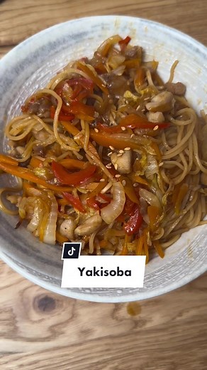 Yakisoba con carne e verdure: ricetta facile e gustosa