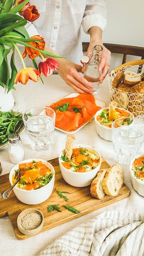 { Oeuf cocotte au saumon fumé et asperges vertes }🌱… l’entrée parfaite pour les fêtes de Pâques 🐣 . Je vous ai promis la recette, alors la voici. L’association saumon fumé et asperge verte est juste parfaite. Et un puis cet œuf coulant avec des mouillettes croquantes, c’est vraiment très bon ! . Recette pour 4 personnes: 🔸4 oeufs 🔸500g d’asperges vertes 🔸1/2 oignon 🔸200 ml de crème semi épaisse 🔸4 tranches de saumon fumé de Norvège @lapetitefabriquedusaumonfume 🔸2 CS d’aneth 🔸huile d’ol