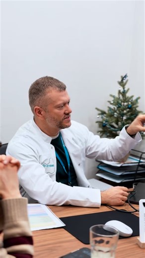 Szkolenie międzynarodowe 🌍 – witreoliza w praktyce 👁️ Dr n. med. Łukasz Kołodziejski przeprowadził specjalistyczne szkolenie z witreolizy dla okulistów z Łotwy 🇱🇻👩‍⚕️👨‍⚕️ 🔬 Czym jest witreoliza? Witreoliza to nowoczesna, małoinwazyjna metoda laserowa stosowana w leczeniu mętów ciała szklistego. Zabieg polega na precyzyjnym rozbijaniu zmętnień laserem, co poprawia komfort widzenia pacjenta. 🤝 Dzielenie się wiedzą i doświadczeniem to dla naszej Kliniki ogromna wartość i krok w stronę jeszc