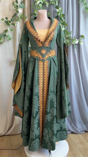 A medieval fantasy dress for a fairy princess🌿