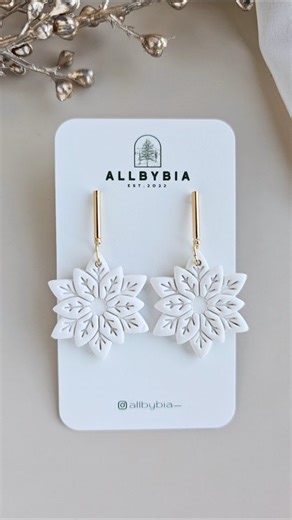 ❄️It's not a christmas collection without an adorable snowflake earring Shop today for your own pair and choose from a few different styles. #clayearrings #polymerclayart #polymerclay #smallbatch #christmasshopping #christmasgiftsideas #snowflake #snowflakeearrings | Bianca Lucescu