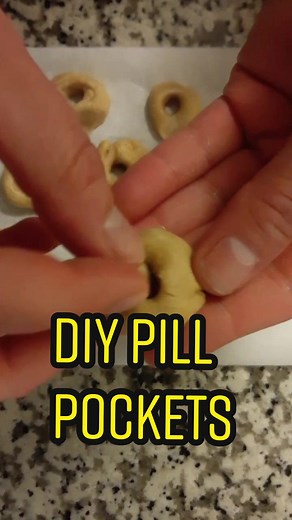 Homemade Pill Pockets for Dogs #caninehealth #caninehealthcheck #caninehealthtips #dognutritionist #dognutrtionfacts #dogmomhack #dogtipoftheday
