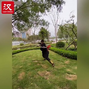 Is it true that everyone in China knows Kung Fu? At least he knows! The weapon here is called a Qiang. In ancient times, the Qiang was a common weapon on the battlefield. Even today, it remains popular in the practice of Chinese martial arts. | Learn Chinese