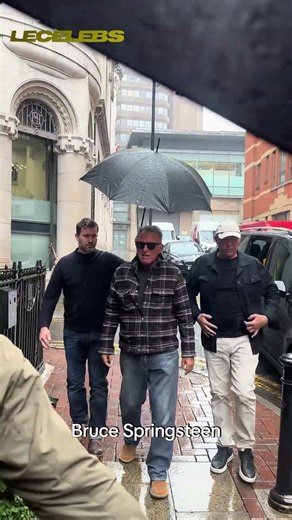 Bruce Springsteen surprises fans outside the venue with a warm greeting #BruceSpringsteen