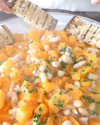 🇮🇹 ZUCCA E FAGIOLI 😊 ricetta povera napoletana assolutamente da fare 🤞 INGREDIENTI per 2 o 3 persone: 🔸1 Kg zucca (al netto degli scarti) 🔸250g fagioli cotti 🔸1/2 cipolla 🔸Olio EVO 🔸1 spicchio d'aglio 🔸Prezzemolo 🔸Peperoncino 🔸Sale __________ 🇬🇧 PUMPKIN AND BEANS 😊 A simple Neapolitan recipe you absolutely must try 🤞 INGREDIENTS for 2 or 3 people: 🔸1 kg pumpkin (excluding waste) 🔸250g cooked beans 🔸1/2 onion 🔸EVO oil 🔸1 clove garlic 🔸Parsley 🔸Chili pepper 🔸Salt #lericette