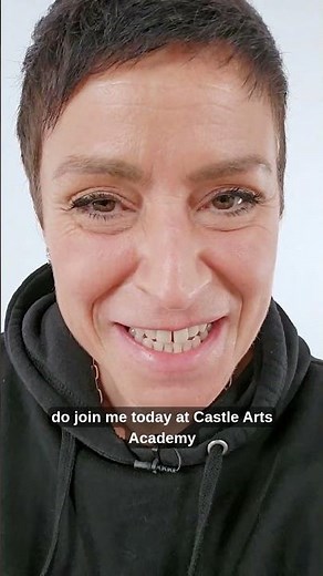 Join Hannah as she shows you how to paint a sea turtle using inks and acrylics. ✨🎨