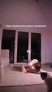 716 reactions · 110 shares | press handstand tutorial✨ #calisthenics #bodyweighttraining #calisthenicsgirl #presshandstand | Mathilde Calisthenics | Facebook