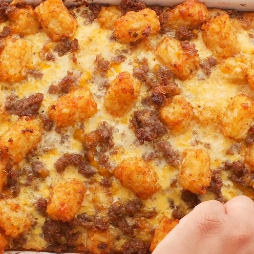 FULL RECIPE: https://www.plainchicken.com/tater-tot-sausage-breakfast-casserole/ Tater Tot Sausage Breakfast Casserole – great make ahead recipe! Sausage, cheddar cheese, tater tots, eggs, milk, garlic, onion and black pepper. Can refrigerate or freeze for later. Great for breakfast. lunch or dinner. Everyone loves this easy breakfast casserole!! | Plain Chicken