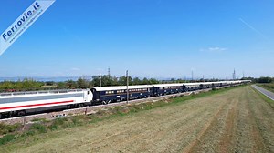 34K views · 657 reactions | È una presenza abituale sui binari italiani, ma resta sempre uno spettacolo ammirarlo da fermo in una stazione o vederlo sfilare attraverso il paesaggio italiano. È l'Orient-Express, il Re dei treni, qui ripreso in viaggio da Venezia Santa Lucia verso Parigi, nelle campagne di Romano di Lombardia. 27 settembre 2023 | Ferrovie.it | Facebook