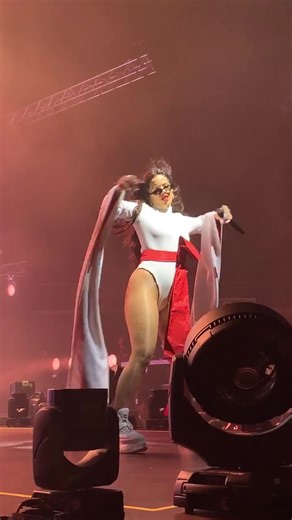 Rosalía cantando “Brillo” durante el último concierto de El Mal Querer en Madrid 🪽 @La Rosalia #rosalia #fyp #viral #famous #latin