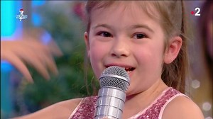 Phénoménale, la petite Roxane assure le show dans N'oubliez pas les enfants