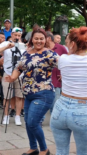 Beatriz y barbara #plazalibertad #sansalvador #nicaragua #honduras #peru #reels #fbreels #argentina #colombia #jonathansport #bailesv #usa | Página: JONATHAN SPORT