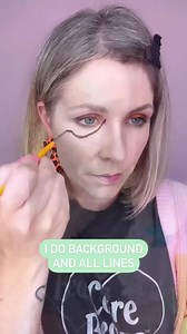 💀 SKULL face paint tutorial by Elodie Ternois 💀 How do you feel about painting Skulls? Do you love it or hate it? 𝐌𝐚𝐬𝐭𝐞𝐫𝐢𝐧𝐠 𝐬𝐤𝐮𝐥𝐥 𝐟𝐚𝐜𝐞 𝐩𝐚𝐢𝐧𝐭 𝐢𝐬 𝐚𝐧 𝐞𝐬𝐬𝐞𝐧𝐭𝐢𝐚𝐥 𝐬𝐤𝐢𝐥𝐥 𝐟𝐨𝐫 𝐩𝐫𝐨𝐟𝐞𝐬𝐬𝐢𝐨𝐧𝐚𝐥 𝐟𝐚𝐜𝐞 𝐩𝐚𝐢𝐧𝐭𝐞𝐫𝐬! Here’s a few reasons why: - Skulls are popular for kids and adults, - A popular design at Halloween and all year long, and - They are the foundation for creating beautiful sugar skull designs for Día de los Muertos! Whether you like pa