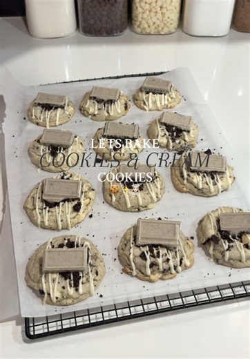 Happy new year everyone! 🫶🏼 Let’s bake some cookies & cream cake cookies to kick off the year 🍪 The perfect sweet treat and super easy to make! RECIPE: cocinandoconvero__ Ingredients: @Betty Crocker Vanilla cake mix @Hershey’s cookies & cream bar @OREO Oreos @Ghirardelli Chocolate Company white chocolate chips Vegetable oil 2 eggs HOW TO: •In a bowl: add cake mix 1/3 oil 2 eggs and MIX together •After mixing add in 1/2 cup white chocolate chips crushed up Oreos 1 chopped cookies & cream bar a