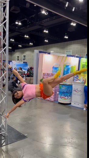 Dora is stronger than u 😎💅🏼 #dominicandora #humanflag #calisthenics #fitexpo #dora | Lorena Abreu