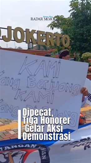 Jawa Pos Radar Mojokerto on Instagram: "Tiga tenaga honorer menggelar demo di Balai Kota Mojokerto, Senin (8/12). Ketiganya tak terima karena kontraknya diputus mulai tahun depan. Ketiga pegawai itu merupakan penggerak Forum Perjuangan Non ASN Non Database BKN (R4) Kota Mojokerto. Forum ini merupakan wadah perjuangan bagi 1.123 tenaga honorer di lingkungan Pemkot Mojokerto yang akhirnya diangkat menjadi PPPK paruh waktu. Ketiganya menggelar demo karena merasa didiskriminasi. Mereka tak terima ka