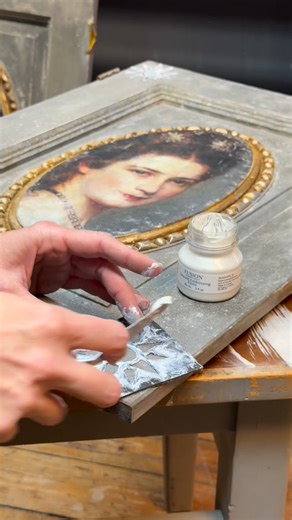 I’m using the Smooth Embossing Paste by Fusion Mineral Paint to recreate the iconic star hair accessory of Empress Sissi ✨ I applied the paste through a small stencil, carefully lifted it, and created this subtle raised star detail to embellish my transferred Sissi portrait on this wooden door. I love how this tiny 3D element brings the historical elegance to life 🤍 Advertisement | Contains affiliate link. If you’d like to try this embossing paste yourself, you can find the link in my bio. Use 