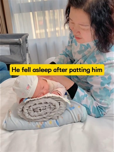 After 15 days, for the baby, we need to practice his sexual intercourse once more. It's equivalent to doing the exhaust pipe ten times. It looks very comfortable. So, how should we do this? Very simple. #Infant #Children'sgrowth #Motherandbaby #Parent-childinteraction #babyactivities