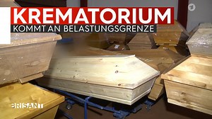 Die Särge im Krematorium Meißen stapeln sich in der Feierhalle. Dort, wo Angehörige normalerweise Abschied nehmen, warten die Särge nun auf ihren Weg in den Verbrennungsofen. Ein seltener Zustand, der durch Corona deutlich verschlimmert wurde. | Brisant