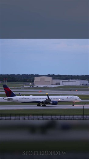 Delta 757 roaring takeoff from DTW! #planespotting #delta #aviation