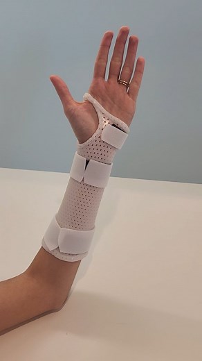 Hand Therapy Group on Instagram: "Here's how we make our custom thermoplastic wrist splints. The great thing about these splints are that they are made to fit and can be remoulded. This ensures comfort throughout your recovery. We commonly use these splints for wrist fractures and other wrist related injuries.  #handtherapy #handtherapygroup #occupationaltherapy #physiotherapy #handtherapist #splint #thermoplastic #wrist #wristinjury"