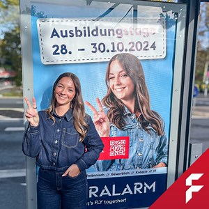 Schon unsere Großflächen Werbung in der Würzburger City entdeckt? 🤗🔍 🤩 Wir sind stolz auf unsere XXL Plakate an Haltestellen und auf das Titelblatt und den redaktionellen Innenteil des Stadtmagazins FRIZZ Das Magazin für Würzburg in Würzburg City! 📱 Wenn auch du die Plakate entdeckt hast und noch einen unserer exklusiven Plätze bei den FLYERALARM Ausbildungstagen ergattern möchtest, dann einfach den QR-Code scannen und in 2 Minuten anmelden! Vom 28. bis 30.10. im Headquarter Würzburg. Das er