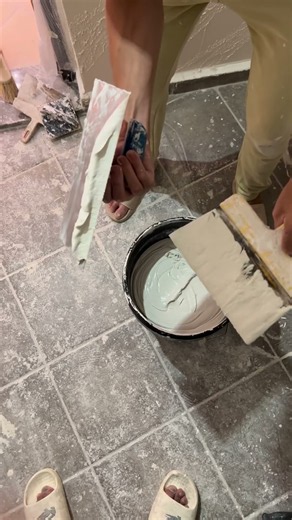 How to Mix & Load Wall Putty Like a Pro! ✨🏠#SonuPaintTech #WallPuttyMixing #PuttyBladeLoading