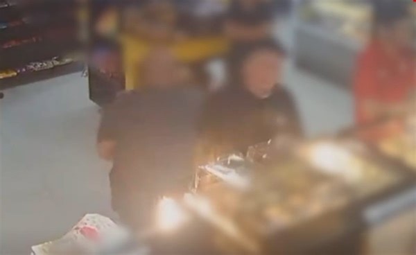 "Achou que tínhamos furado a fila", diz mulher sobre cotovelada de PM